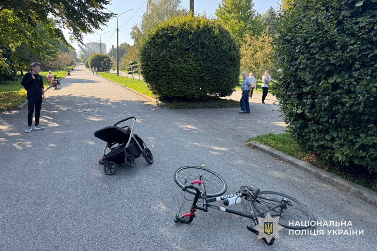У тернопільському парку велосипедист збив жінку з піврічною дитиною у візочку