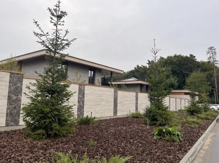 Замість відпочинкового комплексу в Брюховичах збудували котеджне містечко