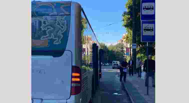 У Львові пенсіонер випав з автобуса та потрапив у важкому стані в реанімацію