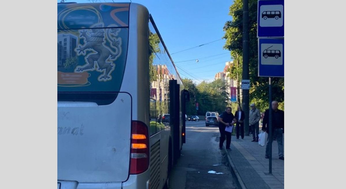 У Львові пенсіонер випав з автобуса та потрапив у важкому стані в реанімацію