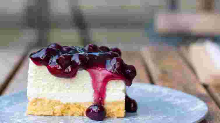 Чізкейк зі сливами. Рецепт дня