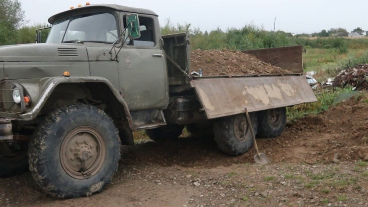 На Прикарпатті за незаконний видобуток піску у пенсіонера вилучили вантажівку