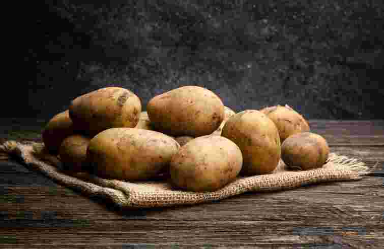 Заберіть цей фрукт від картоплі – і вона не буде проростати до весни