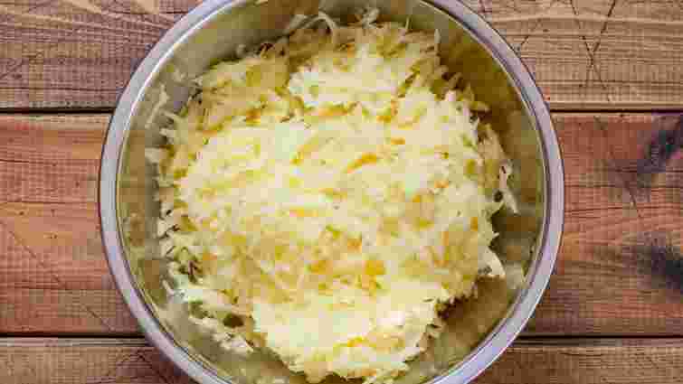 Ніколи не робіть це, якщо хочете приготувати ідеальні деруни: як правильно терти картоплю