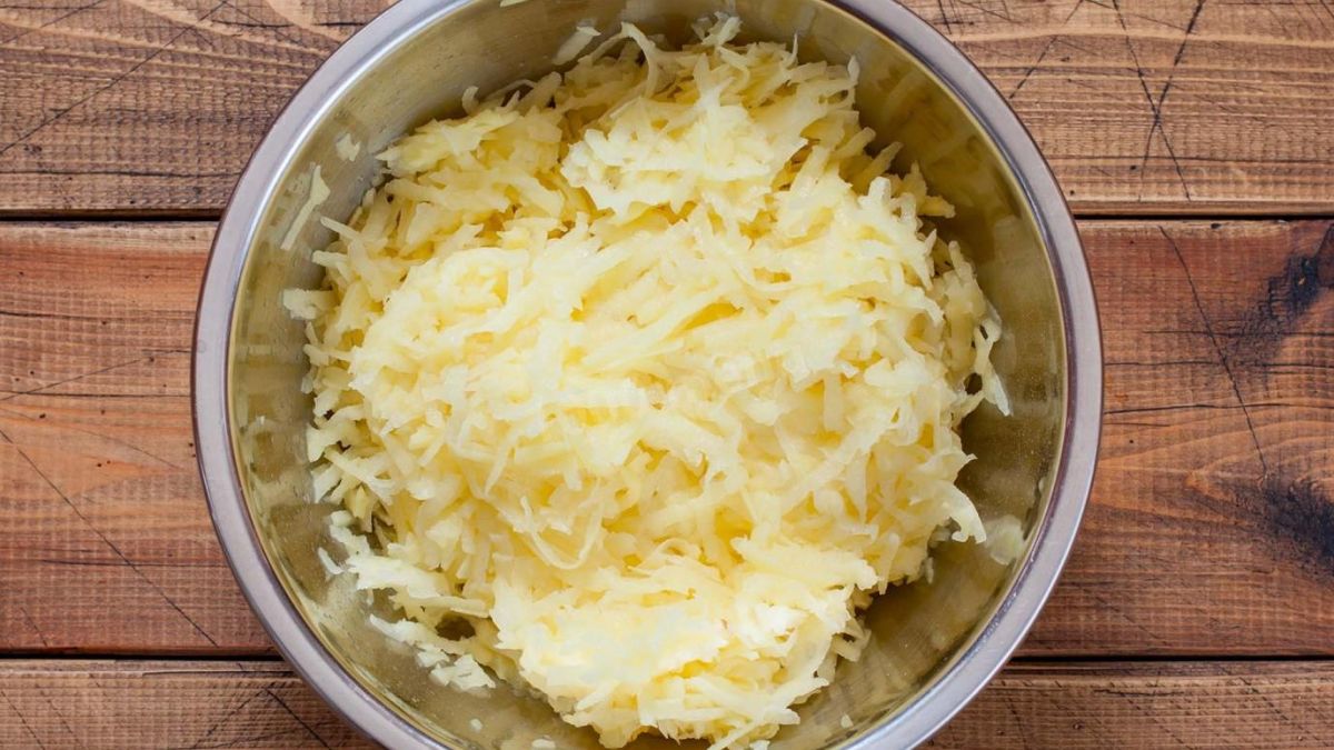Ніколи не робіть це, якщо хочете приготувати ідеальні деруни: як правильно терти картоплю