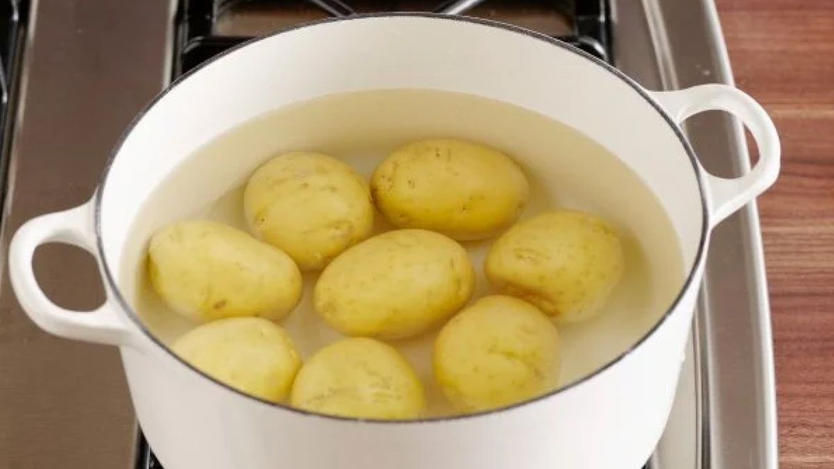 Не втратить смакові якості: як довго можна зберігати сиру і приготовлену картоплю