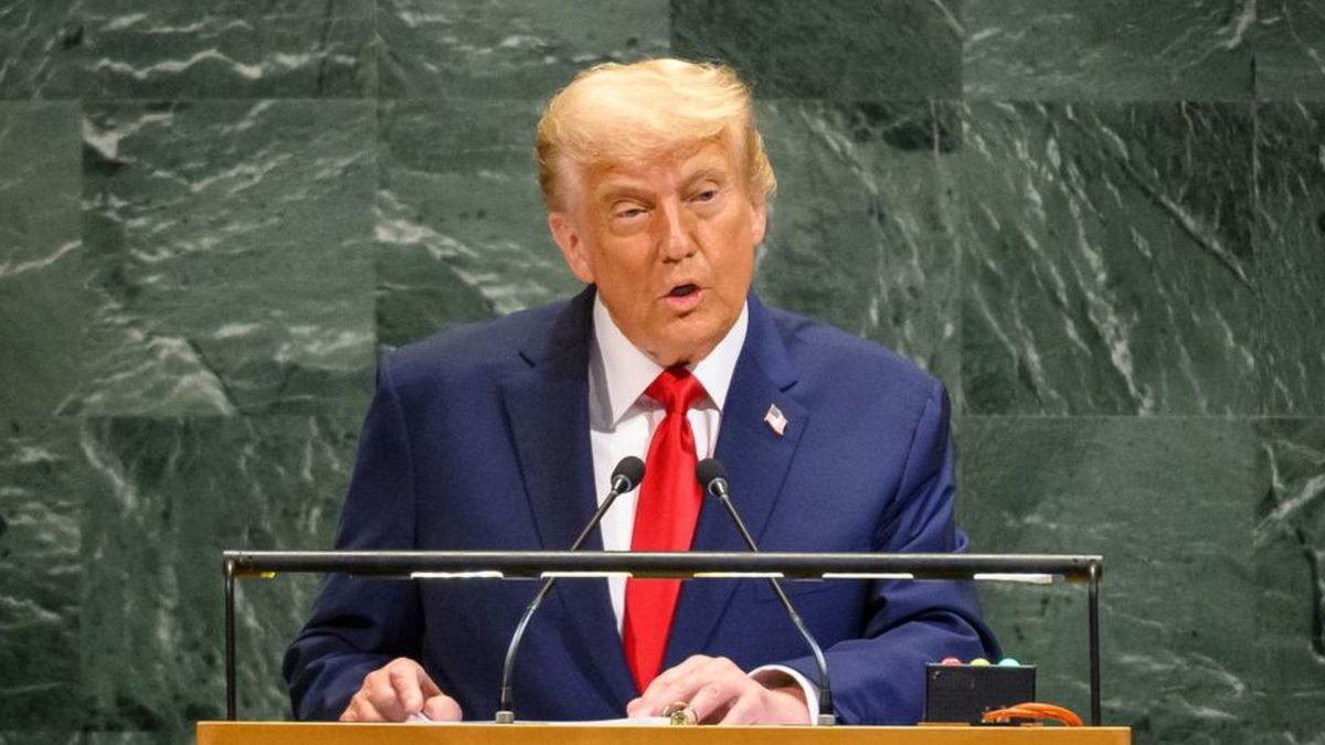 Дональд Трамп схвалив нові тарифи на ліки, вантажівки та шафи
