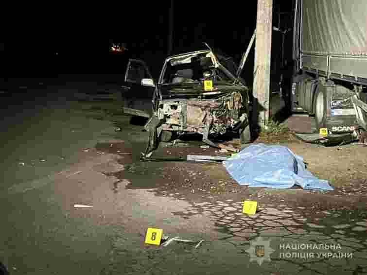 Біля Луцька водій ВАЗ зіткнувся з електроопорою та загинув, пасажир у лікарні