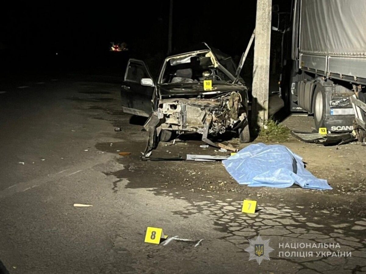 Біля Луцька водій ВАЗ зіткнувся з електроопорою та загинув, пасажир у лікарні