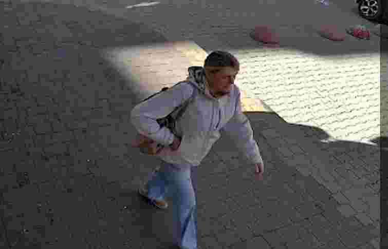 У Тернополі шукають жінку, яка біля пекарні побила чужу дитину