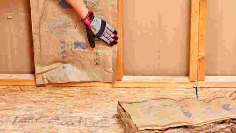 Одне з найвразливіших місць: як утеплити вхідні двері, щоб житло краще прогрівалося