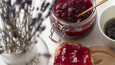 Секретний інгредієнт: що покласти в банку з варенням, щоб не зʼявилася пліснява 