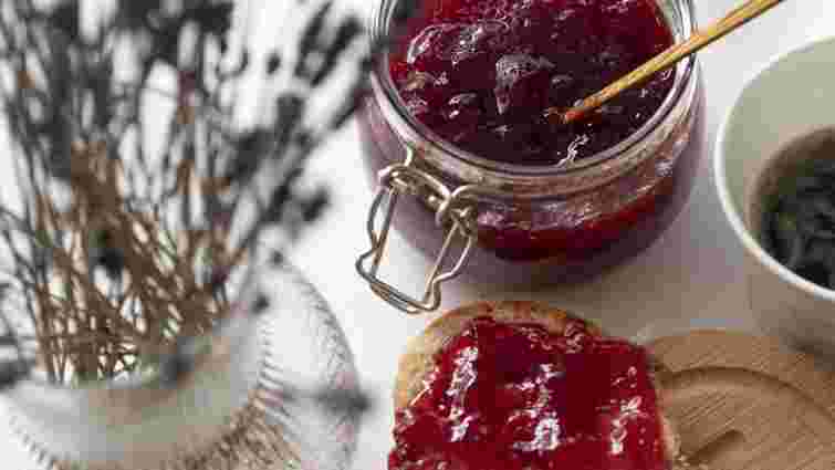 Секретний інгредієнт: що покласти в банку з варенням, щоб не зʼявилася пліснява 