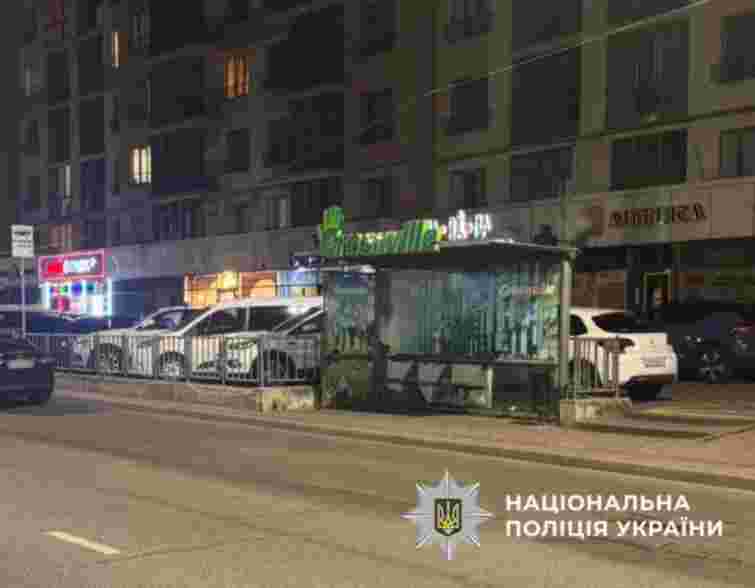 84-річна львівʼянка впала на дорогу під час посадки в маршрутку