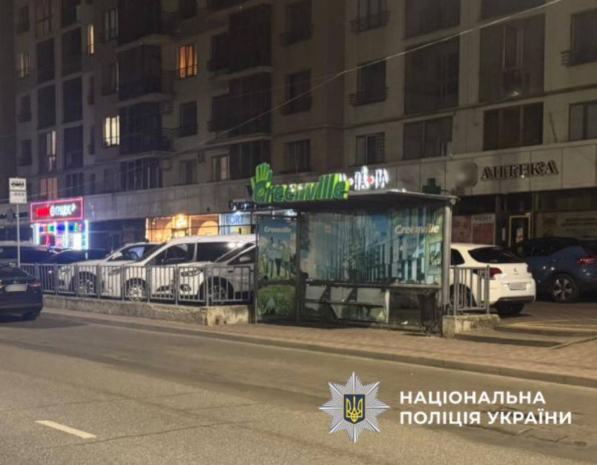 84-річна львівʼянка впала на дорогу під час посадки в маршрутку