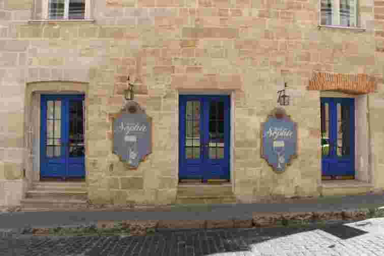 Львівські ресторани почали підвищувати офіційні зарплати працівникам