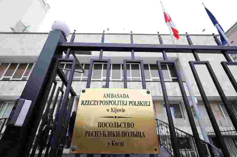 Вночі під російський обстріл у Києві потрапили посольства Польщі та Євросоюзу