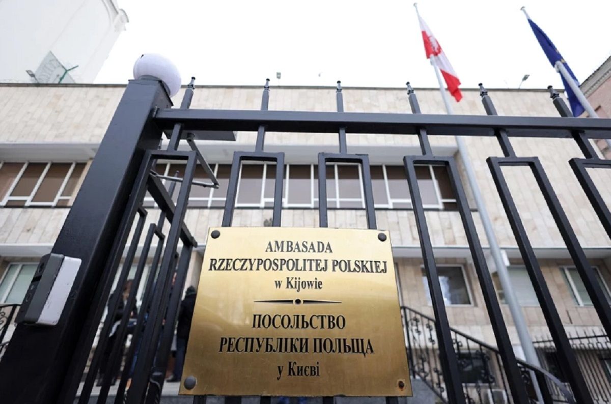 Вночі під російський обстріл у Києві потрапили посольства Польщі та Євросоюзу