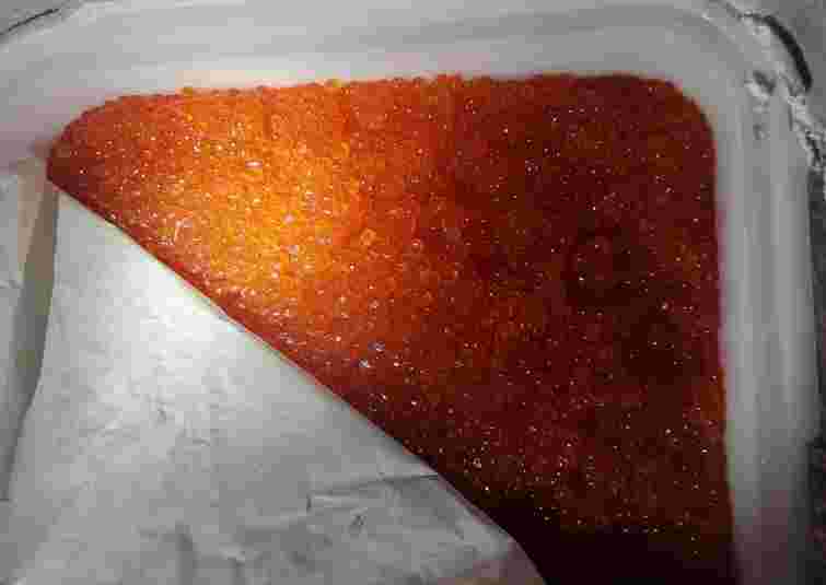 Волинські митники зупинили ввезення майже 100 кг червоної ікри російського виробництва 