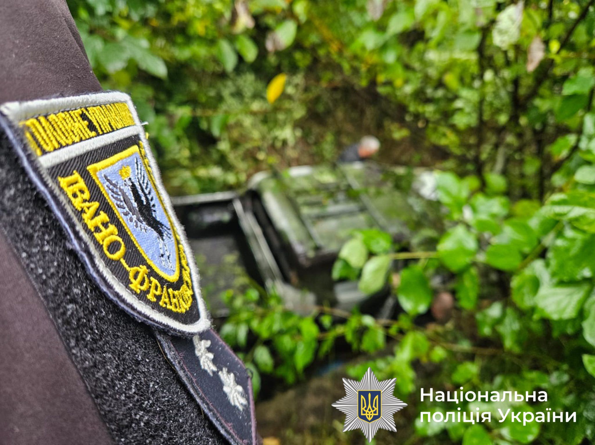 Mitsubishi L200 перекинувся у кювет. Фото поліції