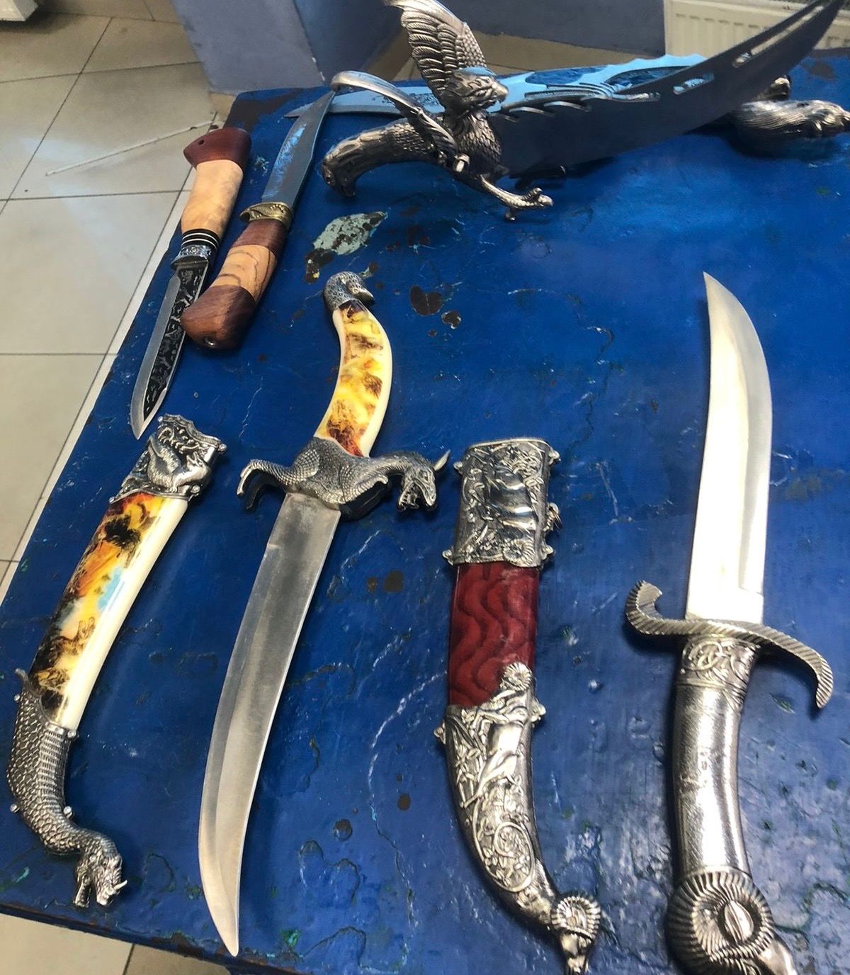 Іноземець перевозив шість ножів, медалі та нагрудні знаки із зображенням нацистської символіки тощо (фото Волинської митниці)