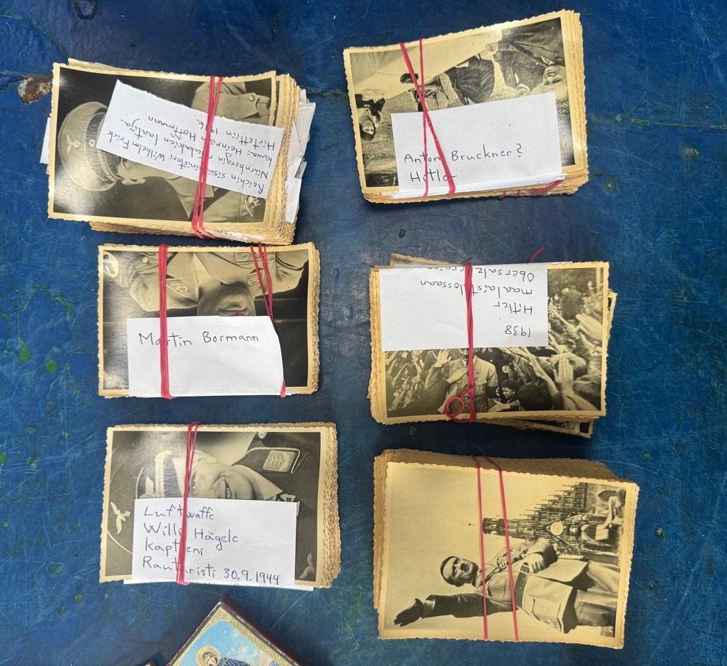 Іноземець перевозив шість ножів, медалі та нагрудні знаки із зображенням нацистської символіки тощо (фото Волинської митниці)