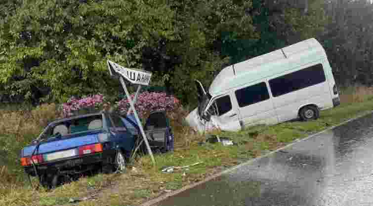 Водій ВАЗ загинув у лобовій аварії з бусом біля Самбора