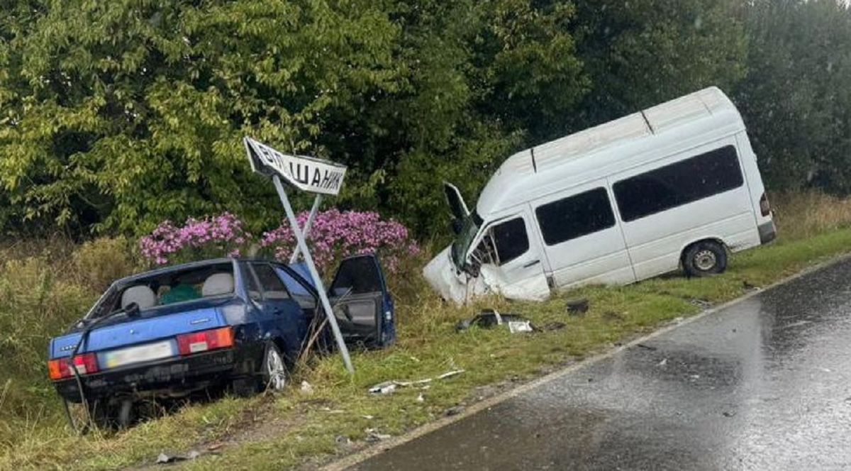 Водій ВАЗ загинув у лобовій аварії з бусом біля Самбора
