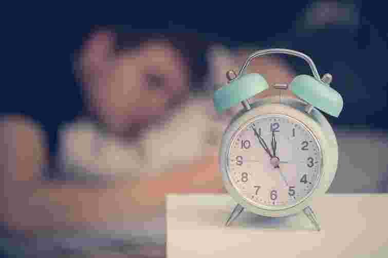 Чи треба переводити годинник на зимовий час у 2025 році і коли це робити: пояснення