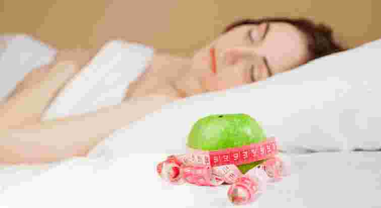 Навіть ідеальна дієта не допоможе: як здоровий сон впливає на процес схуднення