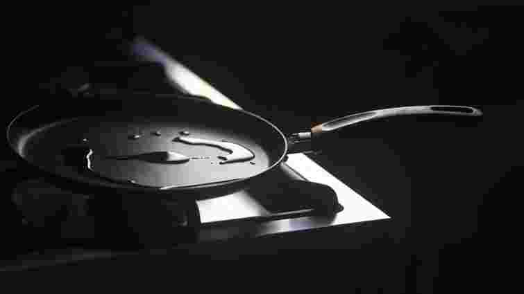 Одна шкідлива звичка знищить антипригарну сковороду: що не можна робити в жодному разі