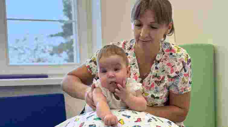 Львівські лікарі врятували передчасно народжену дівчинку без частини стравоходу