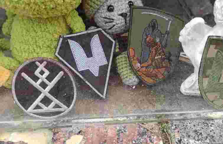 У Рівному невідомі вкрали речі біля портрету воїна Костянтина Юзвюка