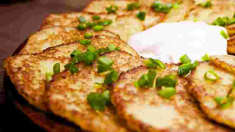 Не вбиратимуть олію: що додати до дерунів, щоб вони не були жирними