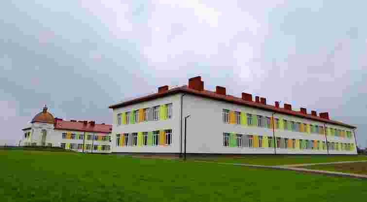 У селі біля Львова відкрили школу, яку будували дев'ять років