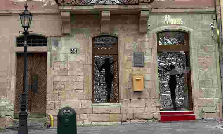 Стрип-клуб на площі Ринок самовільно замінив вікна та встановив у них силуети жінок