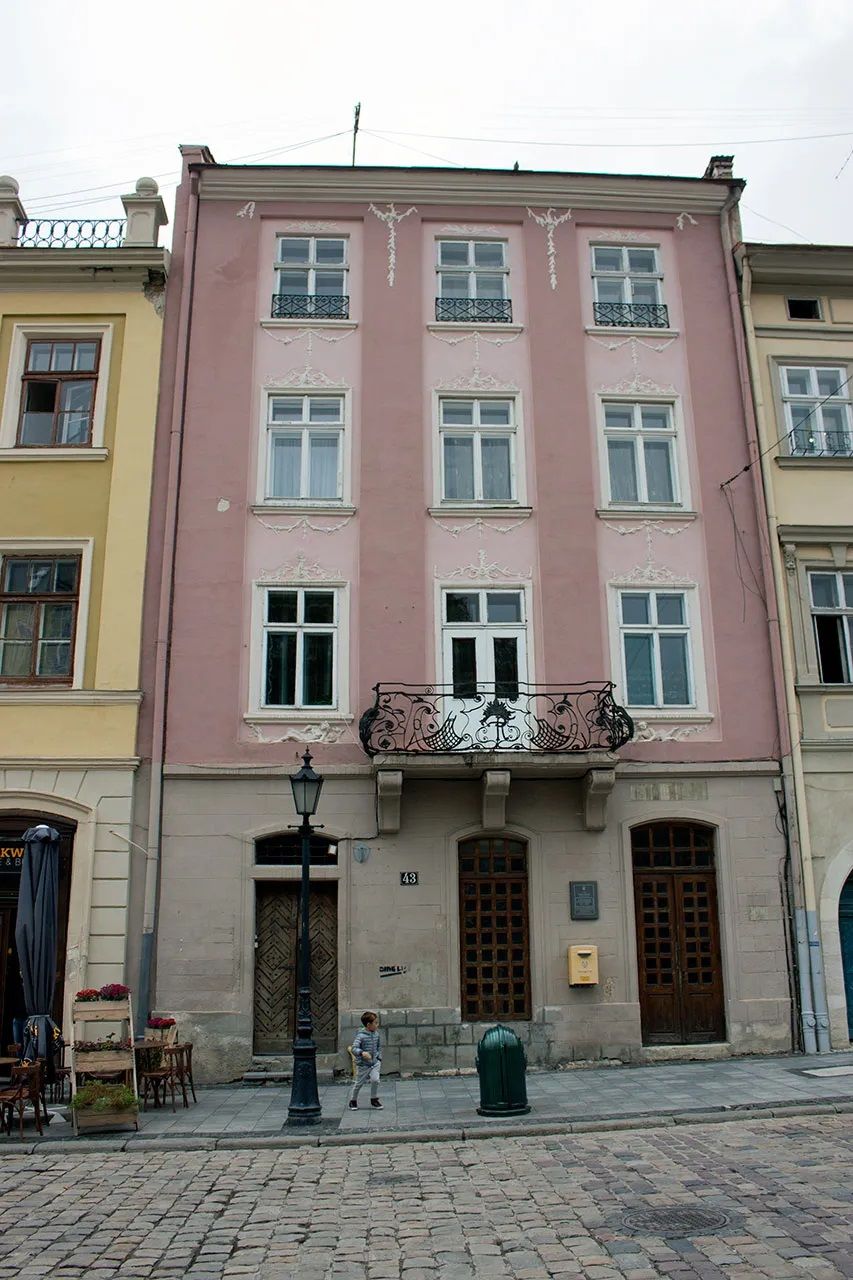 Такий вигляд мав перший поверх будинку на пл Ринок, 43 у 2015 році. Фото сайту Фотографії старого Львова