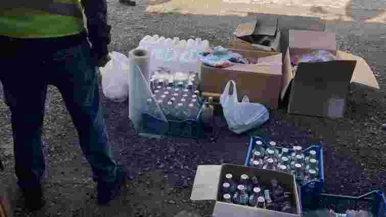 У Франківську торговець зброєю масово підробляв горілку та коньяк відомих брендів