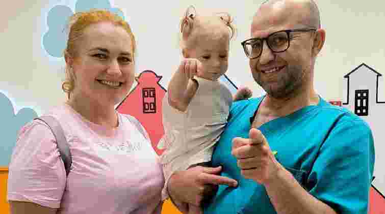 Львівські хірурги вперше в Україні сформували дитині анус за допомогою робота Da Vinci  