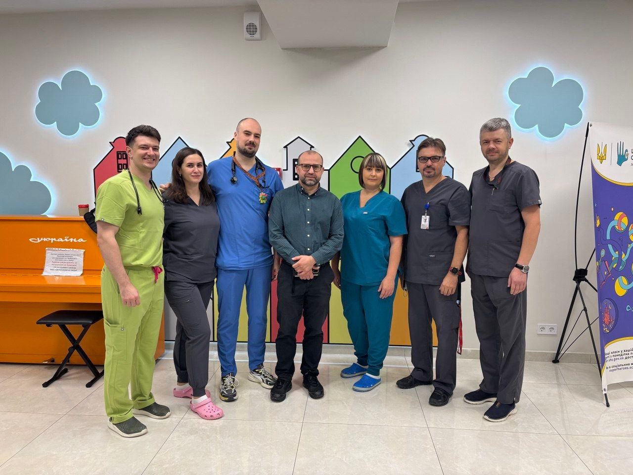 Команда спеціалістів, які рятували маленьку дівчинку. Фото лікарні