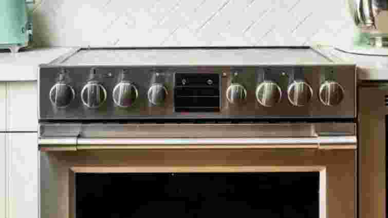 Як прибрати за кухонною технікою, не пересуваючи її: три прості способи 