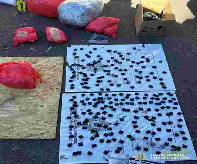 Після порушення ПДР біля Львова затримали наркокурʼєра із 5 кг психотропів