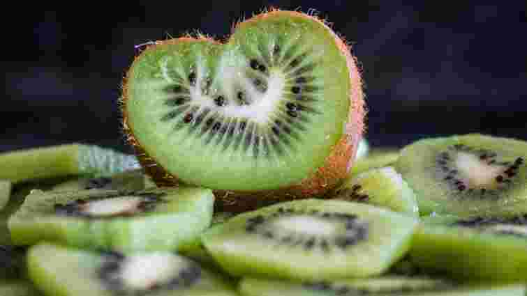 Ви все життя робили це неправильно: як треба їсти ківі