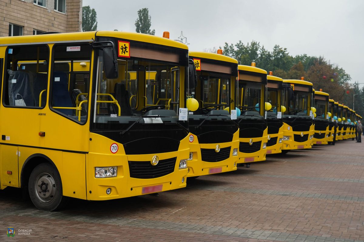 Громади Буковини отримали 10 нових шкільних автобусів
