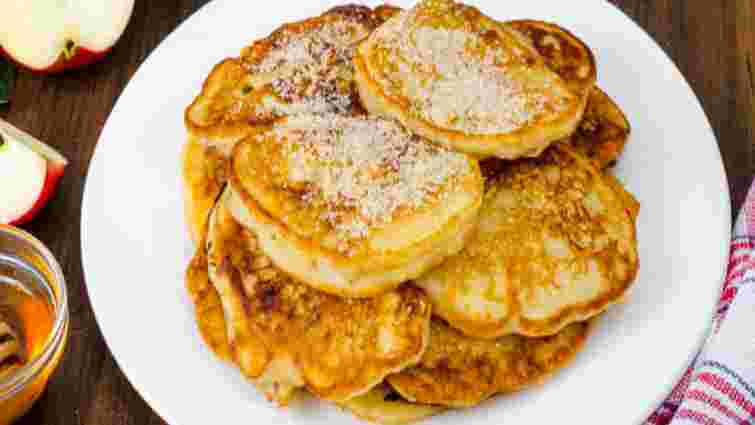 Пухкі яблучні оладки на кефірі чи кислому молоці. Рецепт дня