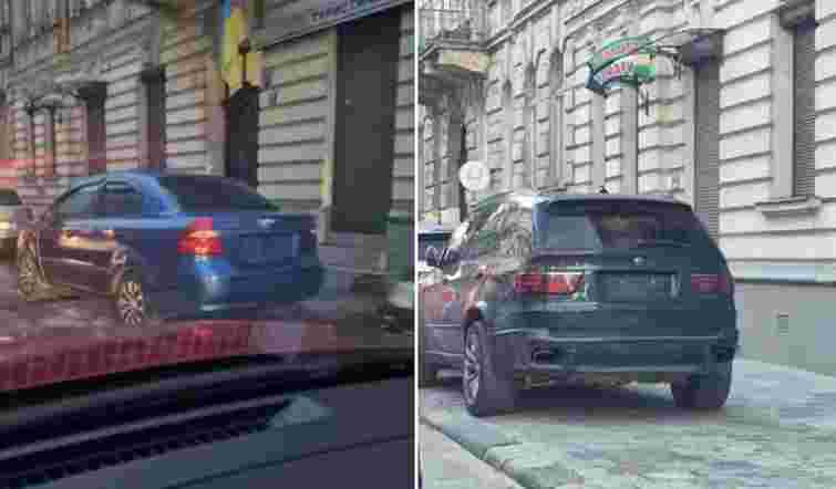 Порушники паркування знімають номери зі своїх авто біля відділу поліції у Львові