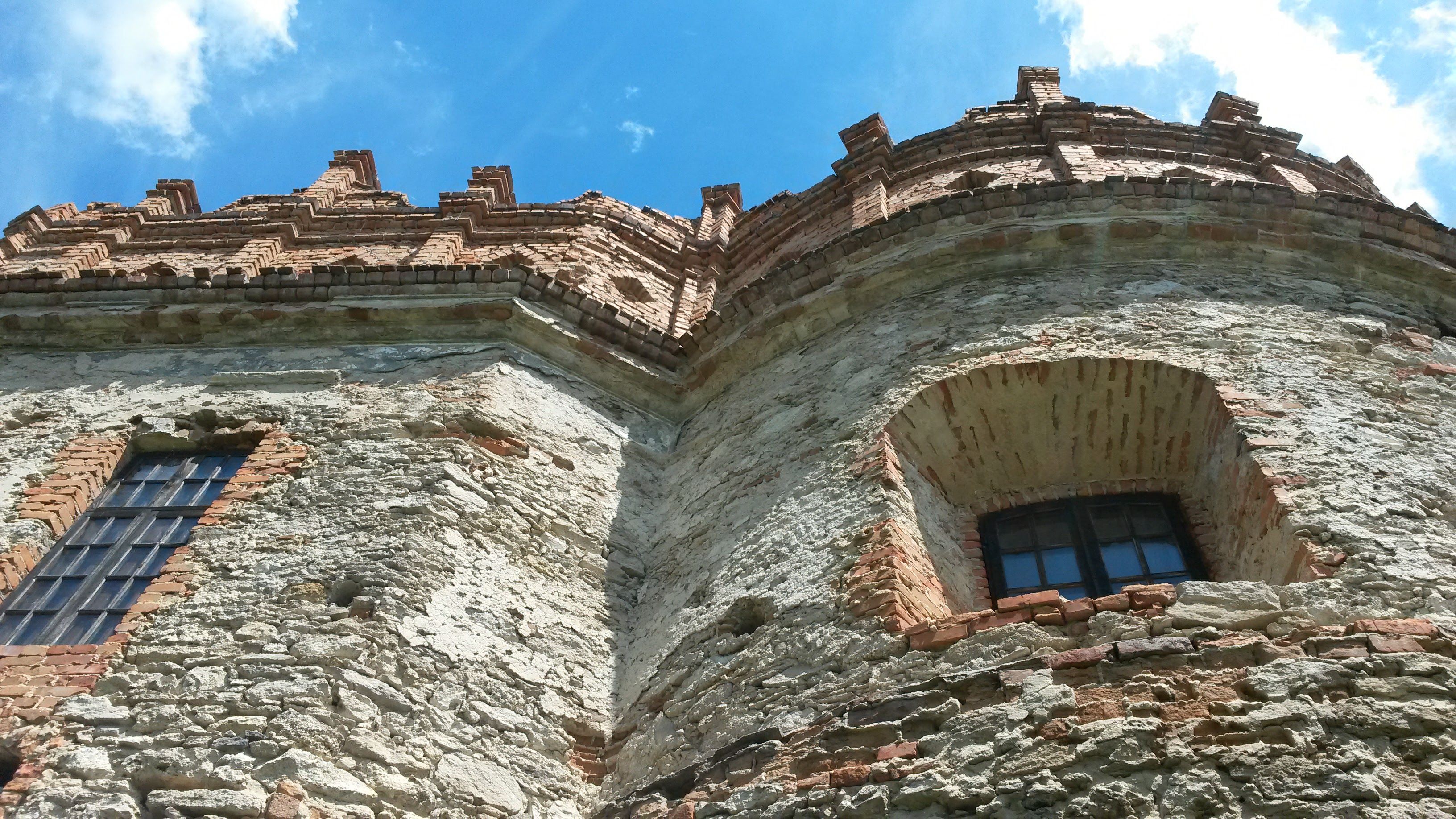 Міцні мури оборонної вежі замку (фото ZAXID.NET)