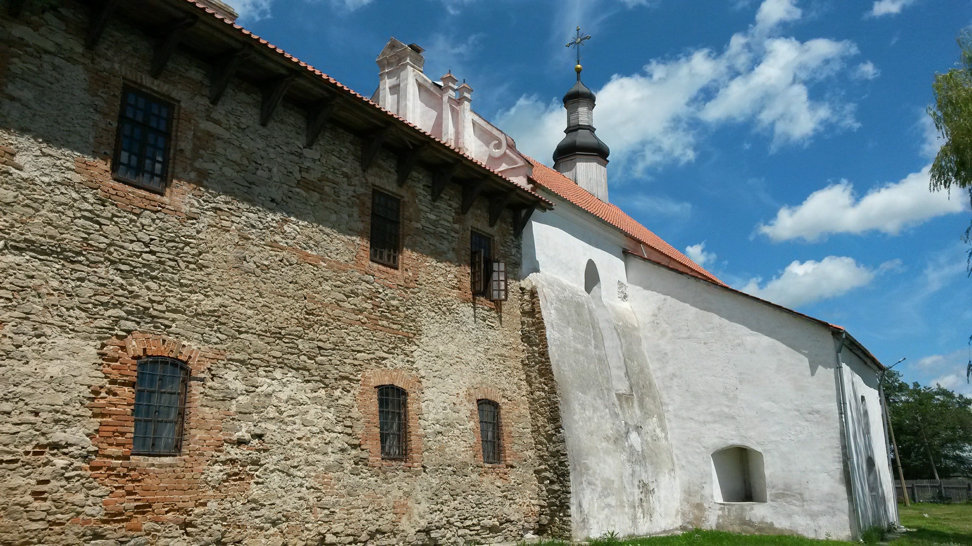 Палац плавно переходить у замкову церкву (фото ZAXID.NET)