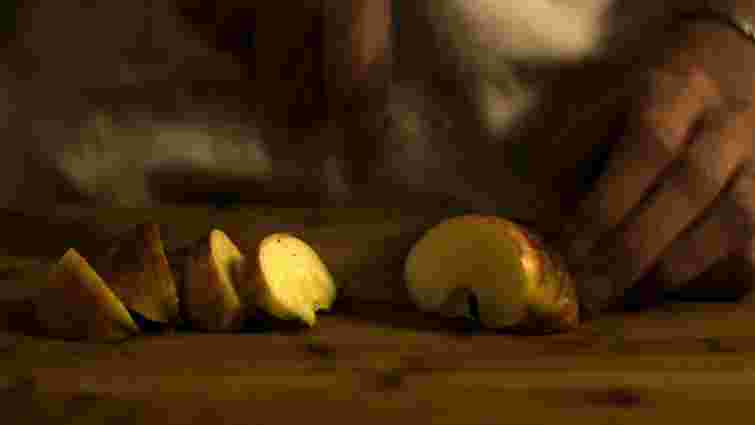 Справа точно не в залізі: чому яблука темніють на зрізі 