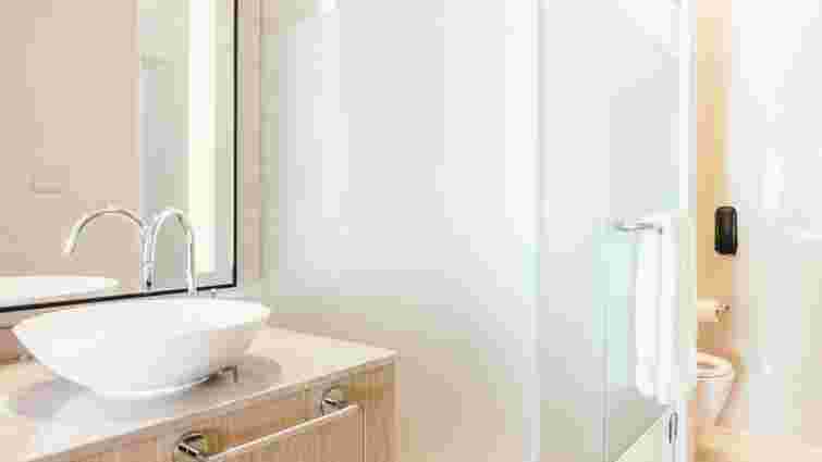 Є важливий нюанс: як правильно чистити матове скло, щоб його не пошкодити